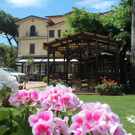Hotel Virginia Marina di Massa Exterior foto