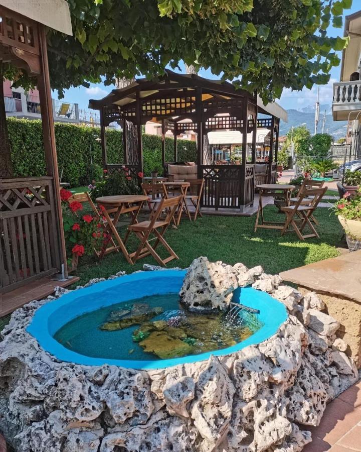 Hotel Virginia Marina di Massa Exterior foto