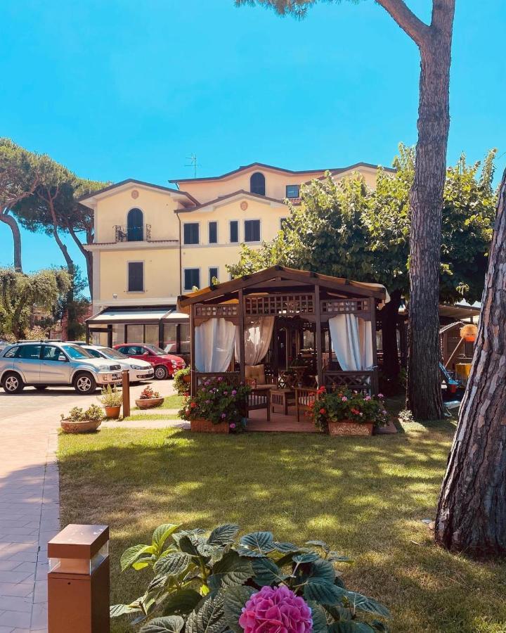 Hotel Virginia Marina di Massa Exterior foto