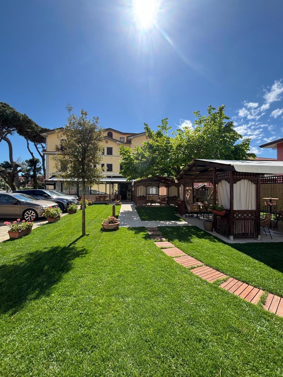 Hotel Virginia Marina di Massa Exterior foto