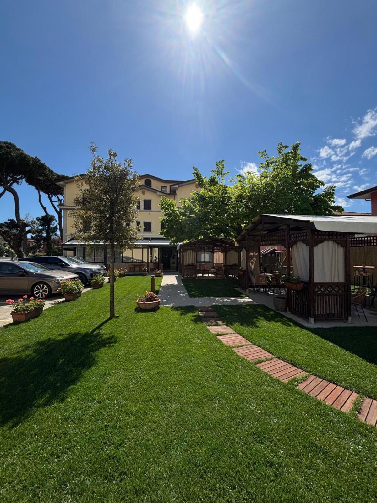 Hotel Virginia Marina di Massa Exterior foto